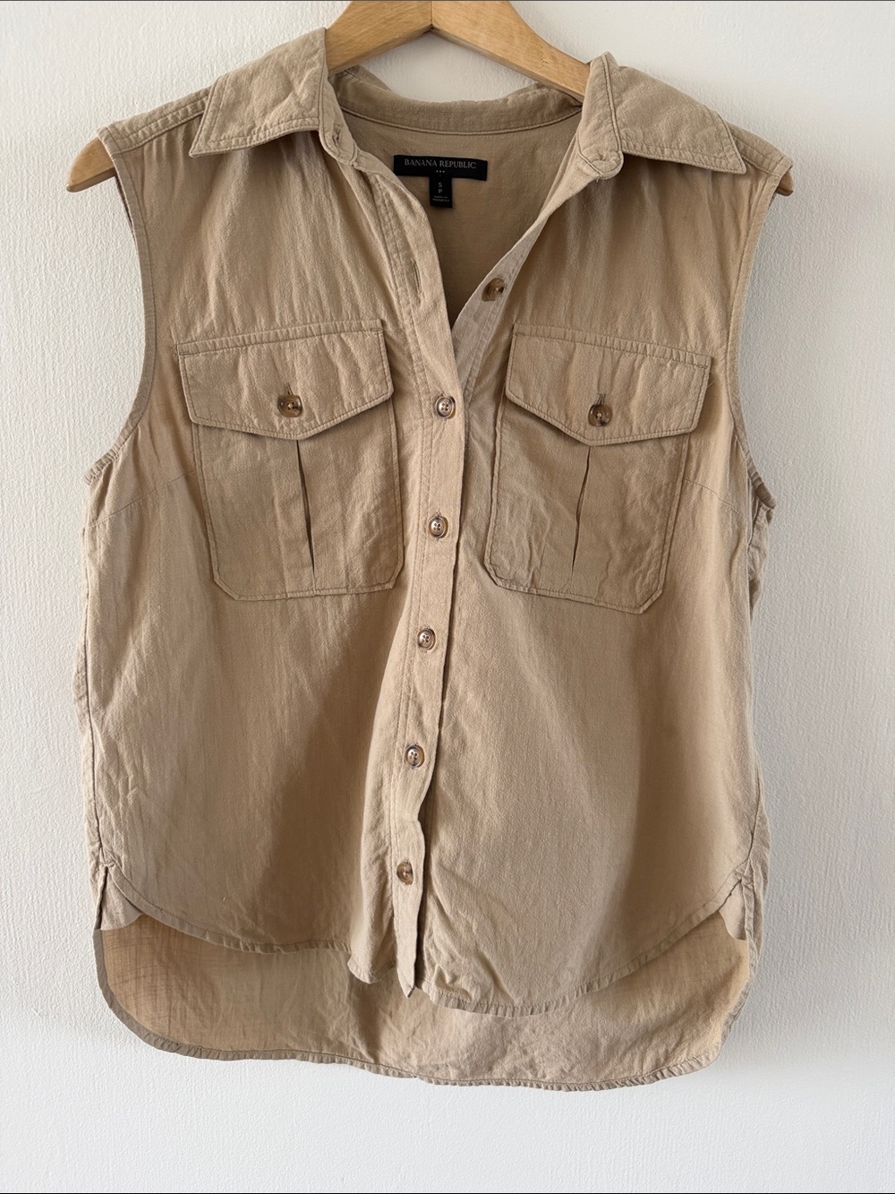 Banana Republic tan Sleeveless Button-Down boxy safari Shirt